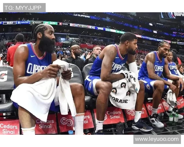 小卡与老詹的快船湖人一年前的荣耀与如今的困境形成鲜明对比